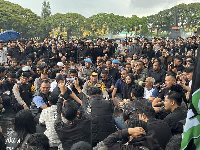 DRPD Kota Malang bersama aparat kepolisian berdialog dengan massa aksi yang demo #Indonesiagelap di depan Gedung DPRD Kota Malang, Senin (18/2/2025). Foto: Dok. Istimewa