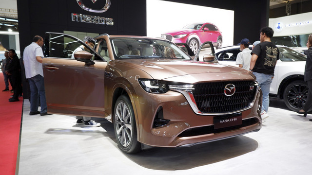 Deretan lini mobil Mazda saat Indonesia International Motor Show (IIMS) 2025. Foto: Sena Pratama/kumparan