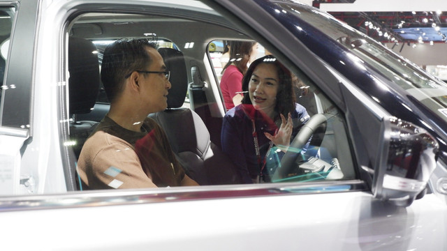 Jajaran mobil elektrifikasi Suzuki di Indonesia International Motor Show (IIMS) 2025. Foto: Sena Pratama/kumparan