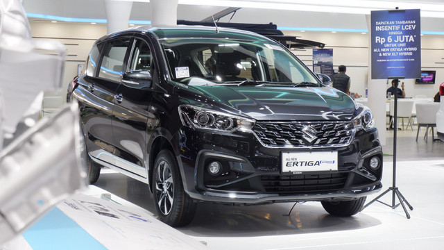 Jajaran mobil elektrifikasi Suzuki di Indonesia International Motor Show (IIMS) 2025. Foto: Sena Pratama/kumparan