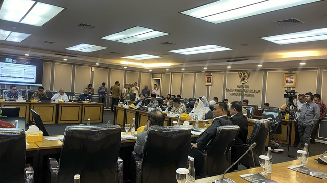 Komisi XIII DPR RI rapat dengan Menteri Imigrasi dan Pemasyarakatan (Menimipas), Agus Andrianto, Rabu (19/2/2025). Foto: Haya Syahira/kumparan