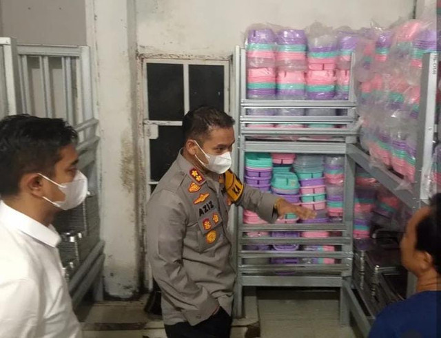 Kapolres Empat Lawang, AKBP Abdul Aziz Septiadi, turun langsung ke lokasi penyedia Makan Bergizi Gratis di Pondok Dua Sepakat. Foto : Dok Polres Empat Lawang