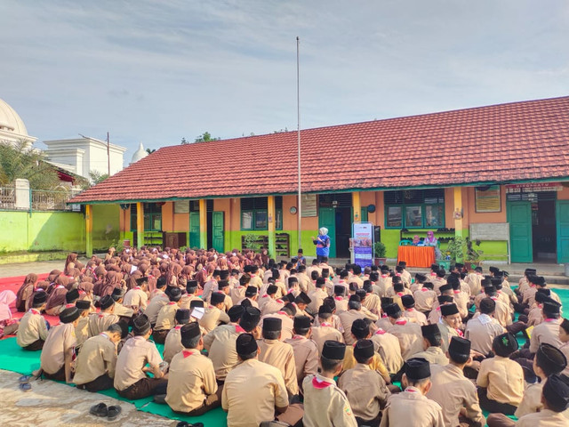 Suasana Siswa-siswa MTS Al-Mashri Pangkalan Balai sedang menyimak Dongeng Palestina oleh Tim DT Peduli Sumsel (Sumber : DT Peduli)