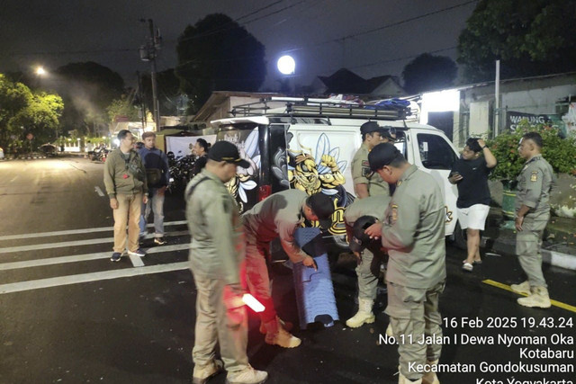 Satpol PP Kota Yogyakarta menertibkan street coffee atau pedagang kopi -biasanya menggunakan mobil dengan boks- menjamur di kawasan Kotabaru, Kota Yogyakarta. Foto: Dok. Satpol PP Kota Yogya