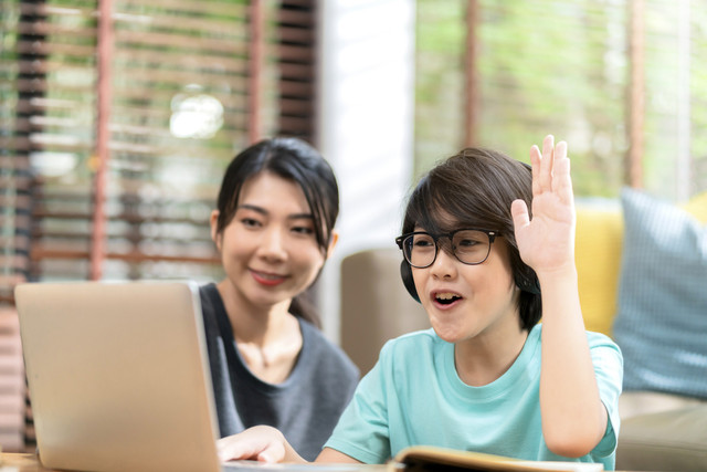 Ilustrasi Orang Tua dengan Anak Remaja. Foto: Shutterstock