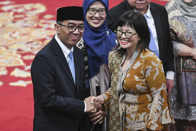 Menteri Pendidikan Tinggi, Sains, dan Teknologi (Mendikstisaintek) Brian Yuliarto (kiri) menerima ucapan selamat dari Wamendikstisaintek Stella Christie usai dilantik oleh Presiden Prabowo Subianto di Istana Negara, Jakarta, Rabu (19/2/2025). Foto: Hafidz Mubarak A/ANTARA FOTO