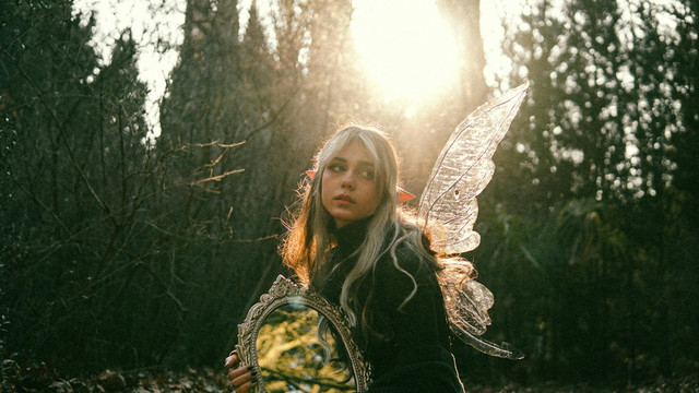 ilustrasi mitos dan teori konspirasi (pexels.com)