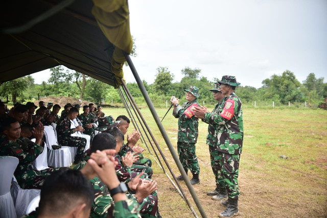Dansatgas TMMD Reguler Ke-123 Letkol Kav Ferdiansyah saat memimpin apel pengecekan dan memberikan pengarahan kepada anggota Satgas TMMD di Lapangan Pondok Pesantren Thawalib Sriwijaya, Kelurahan Gandus, Kecamatan Gandus, Kota Palembang. Foto : Istimewa