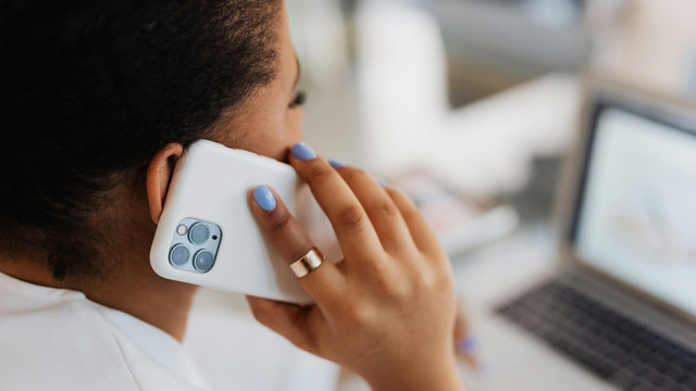 Ilustrasi cara blokir telepon spam di iPhone. Foto: Unsplash