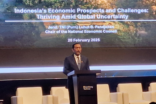 Ketua Dewan Ekonomi Nasional (DEN) Luhut Binsar Panjaitan dalam Bloomberg Technoz Economic Outlook 2025 di Energy Building, Jakarta Selatan pada Kamis (202/2025). Foto: Argya D. Maheswara/kumparan