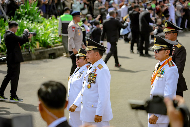 Menteri Dalam Negeri Muhammad Tito Karnavian bersama Wakil Menteri Dalam Negeri Bima Arya Sugiarto dan Ribka Haluk berjalan menuju kompleks Istana Kepresidenan untuk mengikuti upacara pelantikan di Jakarta, Kamis (20/2/2025). Foto: Jamal Ramadhan/kumparan