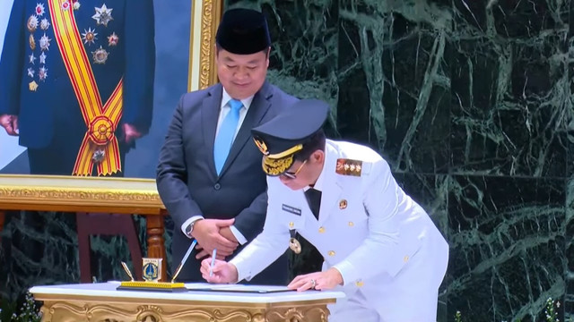 Serah terima jabatan Gubernur dan Wakil Gubernur DKI Jakarta kepada Pramono Anung dan Rano Karno di Balai Kota, Jakarta, Kamis (20/2/2025). Foto: Youtube/Pemprov DKI Jakarta
