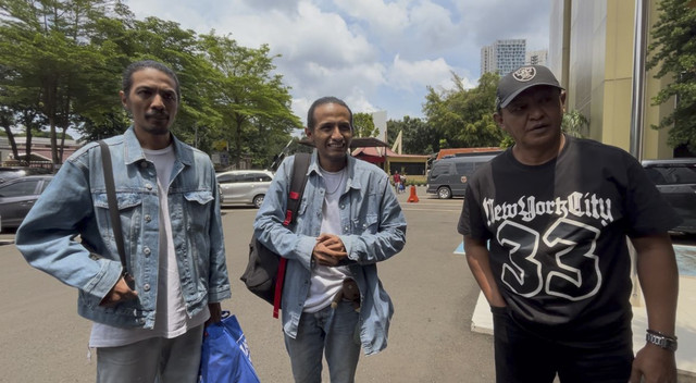 Martin dan Bintang Badjideh menjenguk adiknya Vadel Badjideh di Polres Metro Jakarta Selatan, Kamis (20/2/2025). Foto: Aprilandika Pratama/kumparan