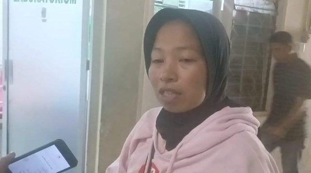 Lisa Delka, ibu dari Cinta Novita Sari Mista korban kasus "mayat dalam karung di Sumbar". Dok: Ist