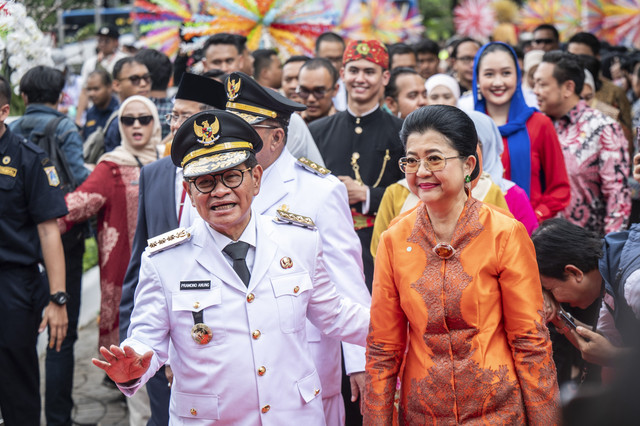 Gubernur DKI Jakarta Pramono Anung (kiri) bersama Istri Endang Nugrahani (kanan) berjalan menuju Balai Kota DKI Jakarta untuk melakukan serah terima jabatan di Jakarta, Kamis (20/2/2025). Foto: Bayu Pratama S/ANTARA FOTO