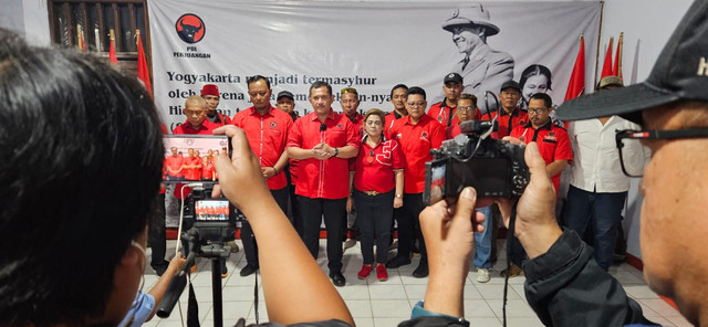 Ketua DPC PDIP Kota Yogyakarta, Eko Suwanto, (tengah) didampingi para pengurus DPC memberikan pernyataan pers usai doa bersama dan memtong tumpeng doa. Foto: Dok. Istimewa