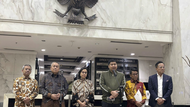 Wakil Menteri Keuangan Suahasil Nazara, Gubernur BI Perry Warjiyo, Menteri Keuangan Sri Mulyani, Menteri PKP Maruarar Sirait, Ketua Komisi XI Misbakhun, Wakil Menteri BUMN Dony Oskaria dalam konferensi pers di Kantor Pusat Kemenkeu, Kamis (20/2/2025) Foto: Ave Airiza Gunanto/kumparan