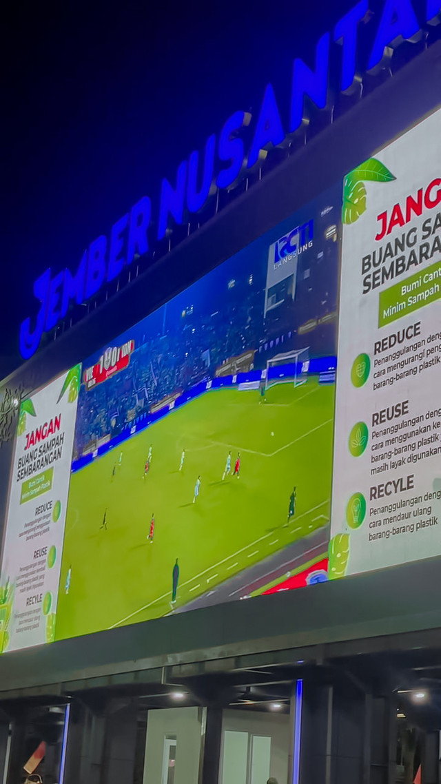 Ilustrasi Nonton Bareng Timnas Indonesia di Alun-Alun Jember. Sumber : Foto Pribadi Penulis