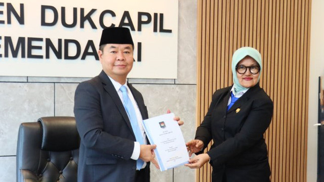 Dirjen Dukcapil Teguh Setyabudi terima Laporan Kinerja Ditjen Dukcapil dalam acara penyambutannya kembali sebagai Dirjen Dukcapil. Foto: Dukcapil