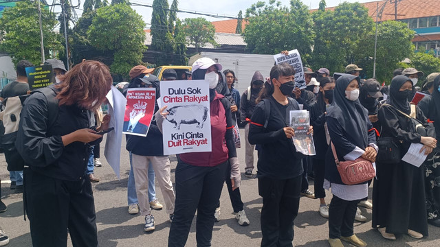 Puluhan massa yang mengatasnamakan dari Arek Gerak menggelar demo di depan Gedung DPRD Jawa Timur Jalan Indrapura, Surabaya, Jumat (21/2/2025). Foto: Farusma Okta Verdian/kumparan