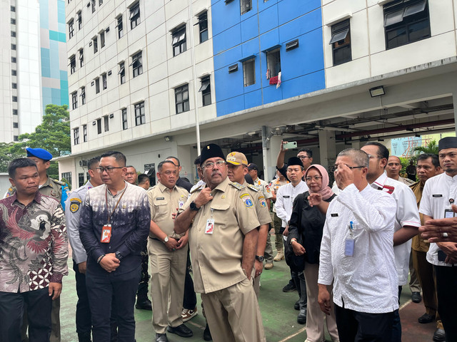 Wakil Gubernur DKI Jakarta Rano Karno (Si Doel) tinjau lokasi rusun Daanmogot, Jakarta Barat, Jumat (21/2). Foto: Alya Zahra/kumparan 