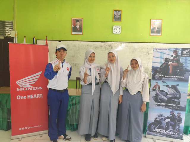 Instruktur safety riding Asmo Kalbar bersama pelajar SMAN 2 Mempawah. Foto: Dok. Asmo Kalbar