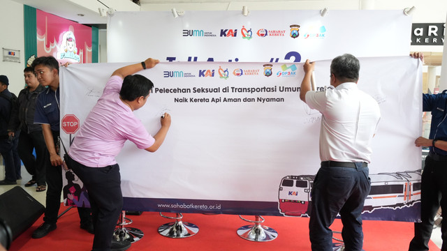 Penandatanganan petisi Anti Pelecehan dan Kekerasan Seksual di stasiun Gubeng Surabaya.