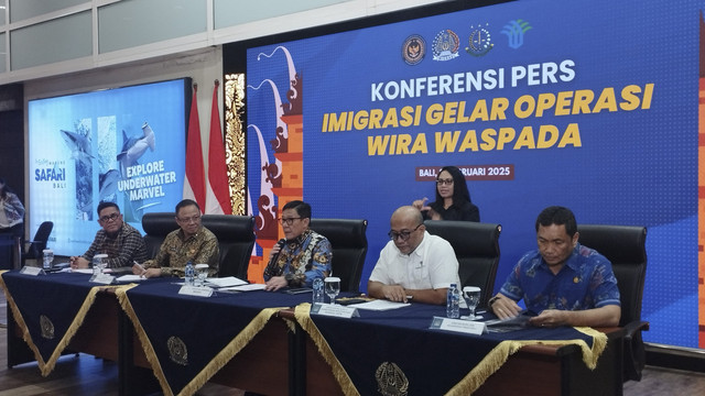 Plt Direktur Jenderal Imigrasi Saffar Muhammad Godam saat jumpa pers di Bandara Internasional I Gusti Ngurah Rai, Kamis (21/2/2025). Foto: Denita BR Matondang/kumparan