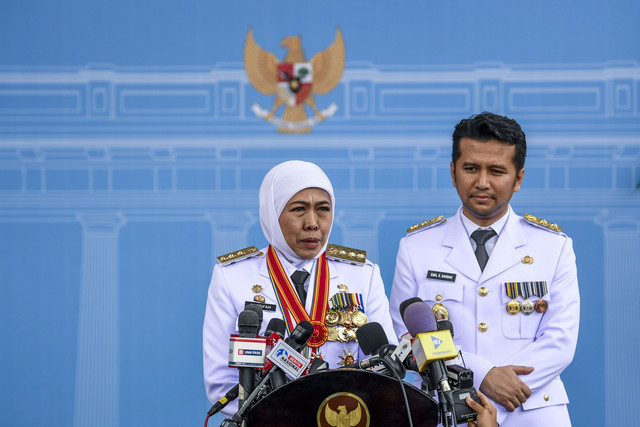 Gubernur dan Wakil Gubernur Jatim Khofifah Indar Parawansa (kiri) dan Emil Dardak (kanan). Foto: Galih Pradipta/ANTARA FOTO
