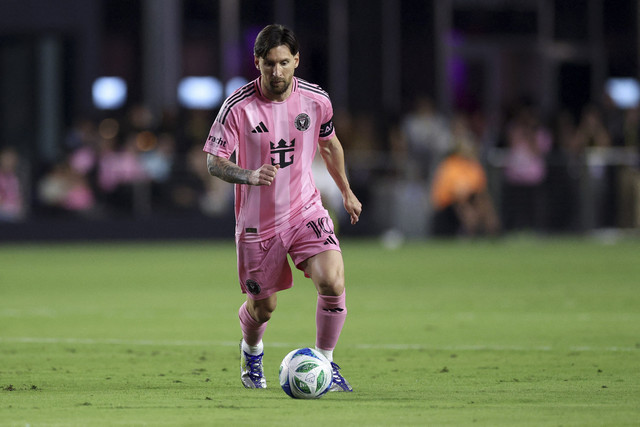 Penyerang Inter Miami CF, Lionel Messi (10) bersiap untuk menendang tendangan bebas saat menghadapi New York City FC pada babak pertama di Chase Stadium. Foto: Nathan Ray Seebeck/USA TODAY Sports via REUTERS