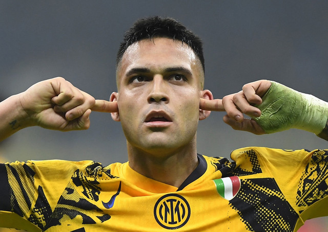 Pemain Inter Milan, Lautaro Martinez, merayakan gol pertamanya pada pertandingan Liga Italia antara Inter Milan vs Genoa di San Siro, Milan, Italia, Minggu (23/2/2025). Foto: Massimo Pinca/REUTERS