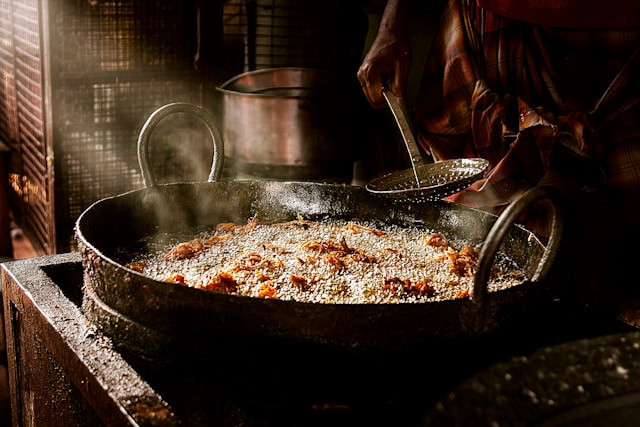 Ilustrasi Cara Menggoreng Onde Onde agar Tidak Meletus. Foto: dok. Unsplash/Rani George