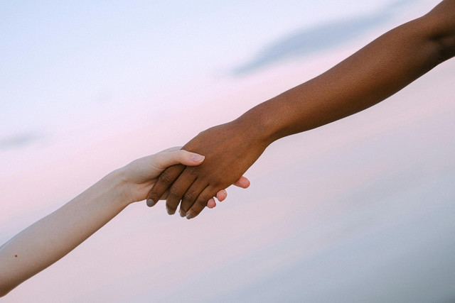 Sumber: https://www.pexels.com/id-id/foto/tangan-orang-orang-masyarakat-rakyat-4672720/ (Foto: Anna Shvets)