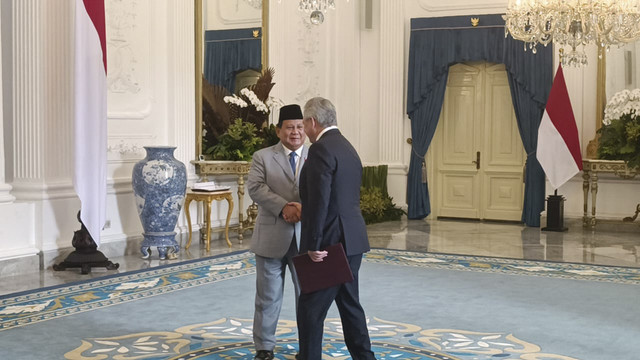 Presiden Republik Indonesia Prabowo Subianto menyambut kedatangan Sekretaris Dewan Keamanan Rusia Sergei Shoigu di Istana Merdeka, Jakarta Pusat, Selasa (25/2/2025). Foto: Zamachsyari/kumparan
