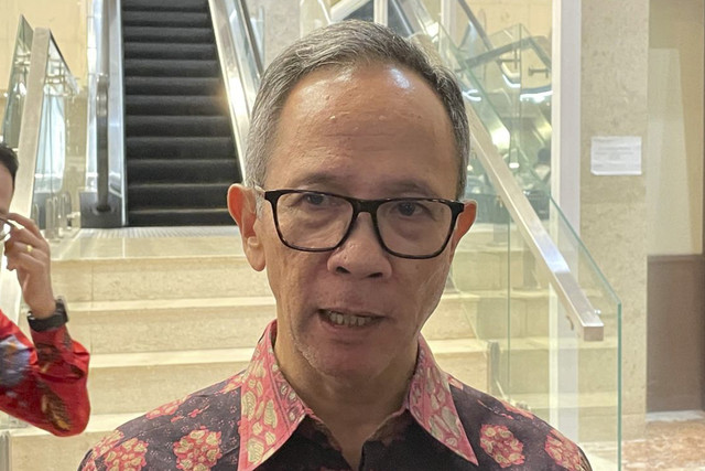 Ketua Dewan Komisioner OJK Mahendra Siregar di Gedung DPR RI, Selasa (25/2/2025). Foto: Ghifari/kumparan 