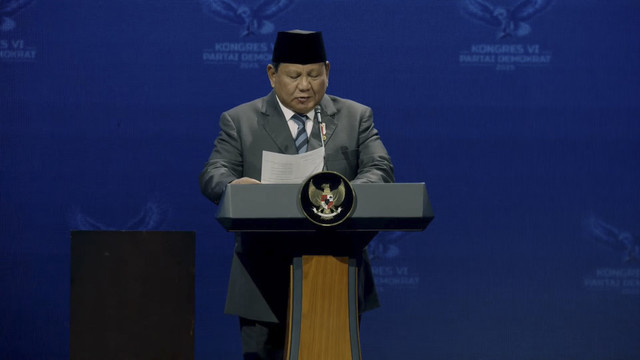 Presiden RI Prabowo Subianto memberikan sambutan pada penutupan Kongres VI Partai Demokrat 2025 di Ballroom The Ritz-Carlton Jakarta Pacific Place, Selasa (25/2/2025). Foto: YouTube/ Partai Demokrat