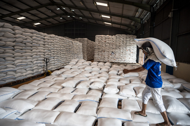 Seorang pekerja mengangkut beras di Gudang Bulog Palebon, Semarang, Jawa Tengah, Rabu (26/2/2025). Foto: Aprillio Akbar/ANTARA FOTO