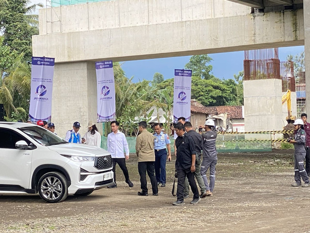 Wapres RI Gibran Rakabuming Raka, meninjau tol Jogja-Bawen Seksi 1 di Tempel, Sleman. Foto: Resti Damayanti/Pandangan Jogja