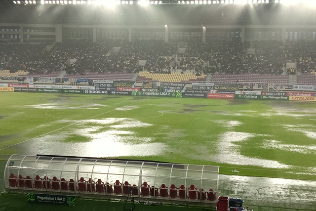 Lapangan tergenang saat PSIM Yogyakarta menghadapi Bhayangkara FC pada pertandingan final Liga 2 di Stadion Manahan, Solo, pada Rabu (26/2/2025).  Foto: kumparan