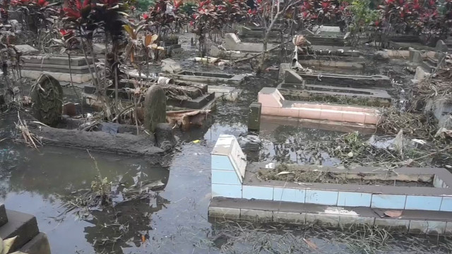 Penampakan TPU Bojongsoang di Kabupaten Bandung, yang terendam tanggul jebol. Foto: Dok. Istimewa