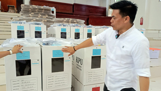 Ketua KPU Kabupaten Kepulauan Talaud saat menerima logistik Pilkada 2024. (foto: dokumen)