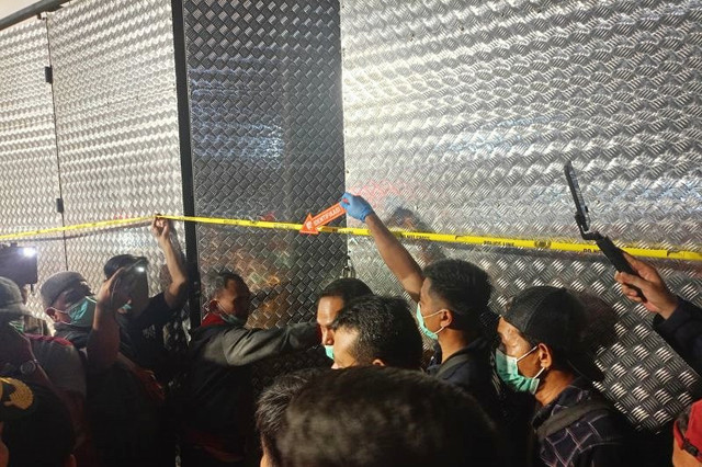 Polisi melakukan olah tempat kejadian perkara (TKP) terkait penemuan pria yang tewas di cor di rukonya di kawasan Pulogadung, Jakarta Timur, Rabu (26/2/2025). Foto: Siti Nurhaliza/ANTARA