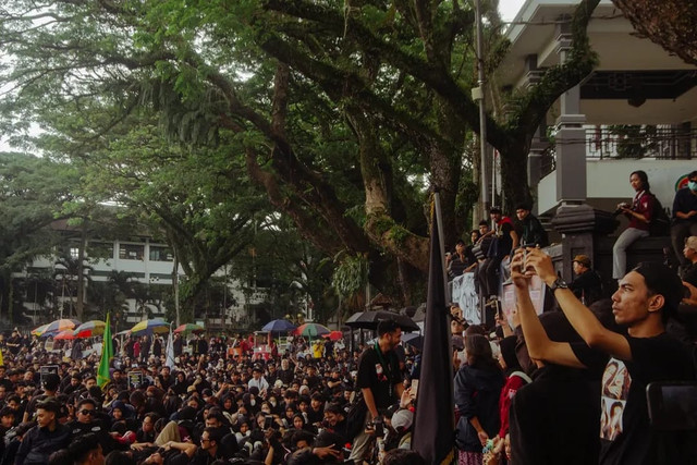 Aksi #IndonesiaGelap di depan Balai Kota Malang pada Selasa (18/02). Sumber foto: dokumentasi pribadi Hilmy Faiq