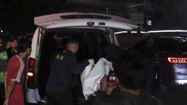 Polisi mengevakuasi jasad pria yang dicor pegawainya di Rawamangun, Jakarta Timur, Rabu (26/2/2025).  Foto: Dok. Istimewa