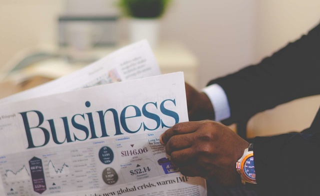 Ilustrasi publik menerima informasi terkait bisnis dan perekonomian. Sumbe: Foto Pribadi Penulis (Canva).