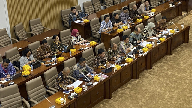 Rapat Dengar Pendapat Komisi VI DPR dengan BUMN Industri Pertahanan Defend ID, di Kompleks Parlemen, Jakarta, Kamis (27/2/2025).  Foto: Muhammad Fhandra Hardiyon/kumparan