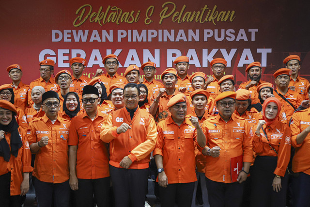 Politisi Anies Baswedan berpose dengan para anggota Ormas Gerakan Rakyat saat deklarasi dan pelantikan organisasi masyarakat Dewan Pimpinan Pusat (DPP) Gerakan Rakyat, Jakarta, Kamis (27/2/2025). Foto: Iqbal Firdaus/kumparan