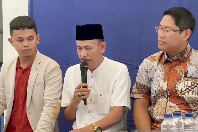 Kepala Desa (Kades) Kohod, Arsin (tengah), Jumat (14/2/2025). Foto: Azmi Samsul Maarif/ANTARA