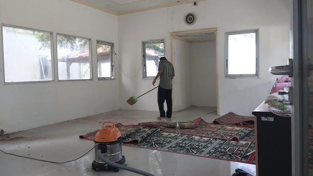 Jelang Ramadan anak muda membersihkan musala yang terletak di kawasan Driving Range Bali, Bandara Internasional I Gusti Ngurah Rai, Bali, Kamis (27/2/2025). Foto: Denita BR Matondang/kumparan