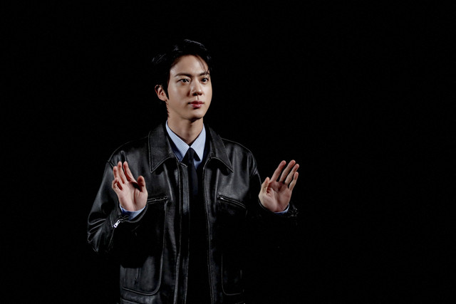 Jin BTS menghadiri fashion show Gucci di Milan Fashion Week 2025, Selasa (25/2/2025). Foto: Alessandro Garofalo/REUTERS